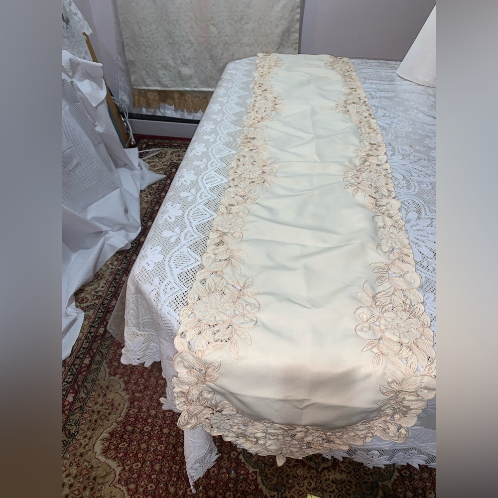 Table runner - Picture 1 of 3